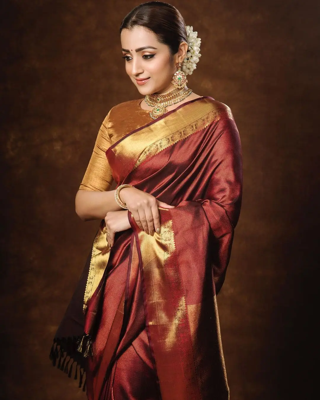 TRISHA KRISHNAN MESMERIZING LOOKS IN BEAUTIFUL MAROON PATTU SAREE 2